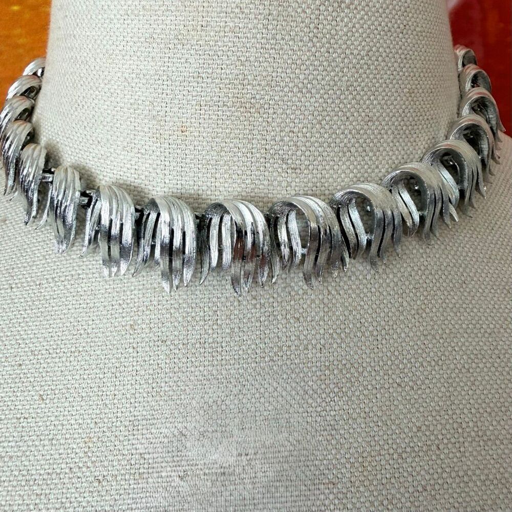 Vintage Lisner Silver Tone Textured Leaf Collar Statement Necklace